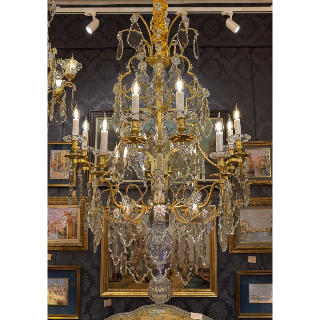 Important lustre signé Baccarat de style Louis XV en bronze doré et décor de cristal taillé vers 1880-1890 15 Important lustre signé Baccarat de style Louis XV en bronze doré et décor de cristal taillé vers 1880-1890 15