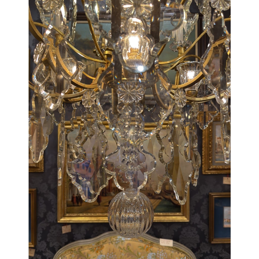 Important lustre signé Baccarat de style Louis XV en bronze doré et décor de cristal taillé vers 1880-1890 11 Important lustre signé Baccarat de style Louis XV en bronze doré et décor de cristal taillé vers 1880-1890 11