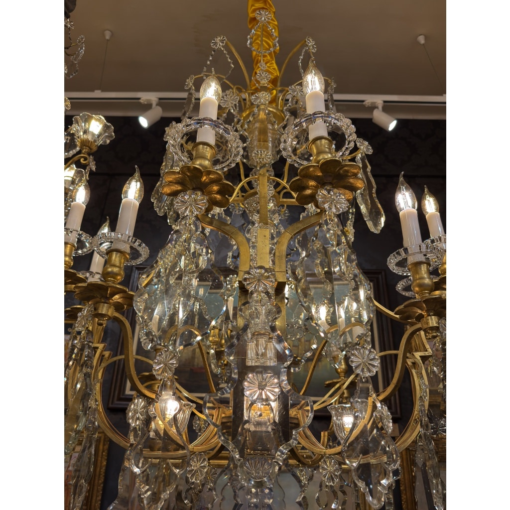 Important lustre signé Baccarat de style Louis XV en bronze doré et décor de cristal taillé vers 1880-1890 5 Important lustre signé Baccarat de style Louis XV en bronze doré et décor de cristal taillé vers 1880-1890 5
