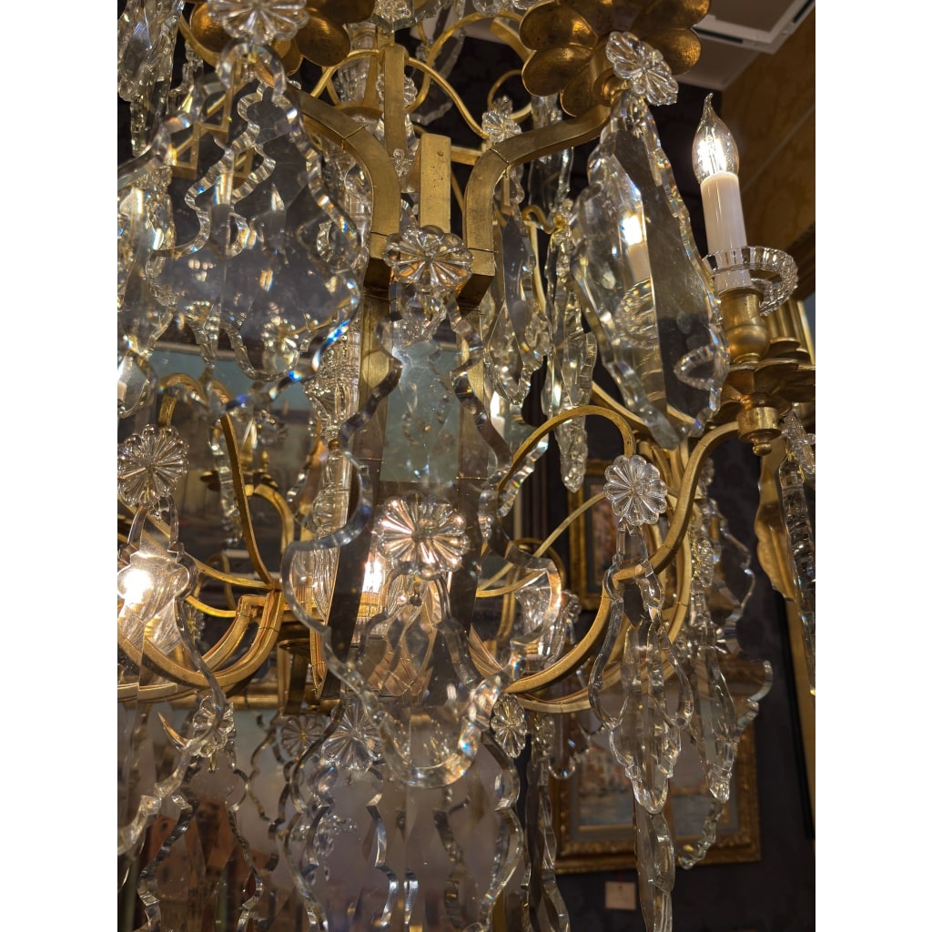Important lustre signé Baccarat de style Louis XV en bronze doré et décor de cristal taillé vers 1880-1890 6 Important lustre signé Baccarat de style Louis XV en bronze doré et décor de cristal taillé vers 1880-1890 6