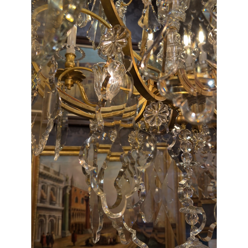 Important lustre signé Baccarat de style Louis XV en bronze doré et décor de cristal taillé vers 1880-1890 7 Important lustre signé Baccarat de style Louis XV en bronze doré et décor de cristal taillé vers 1880-1890 7