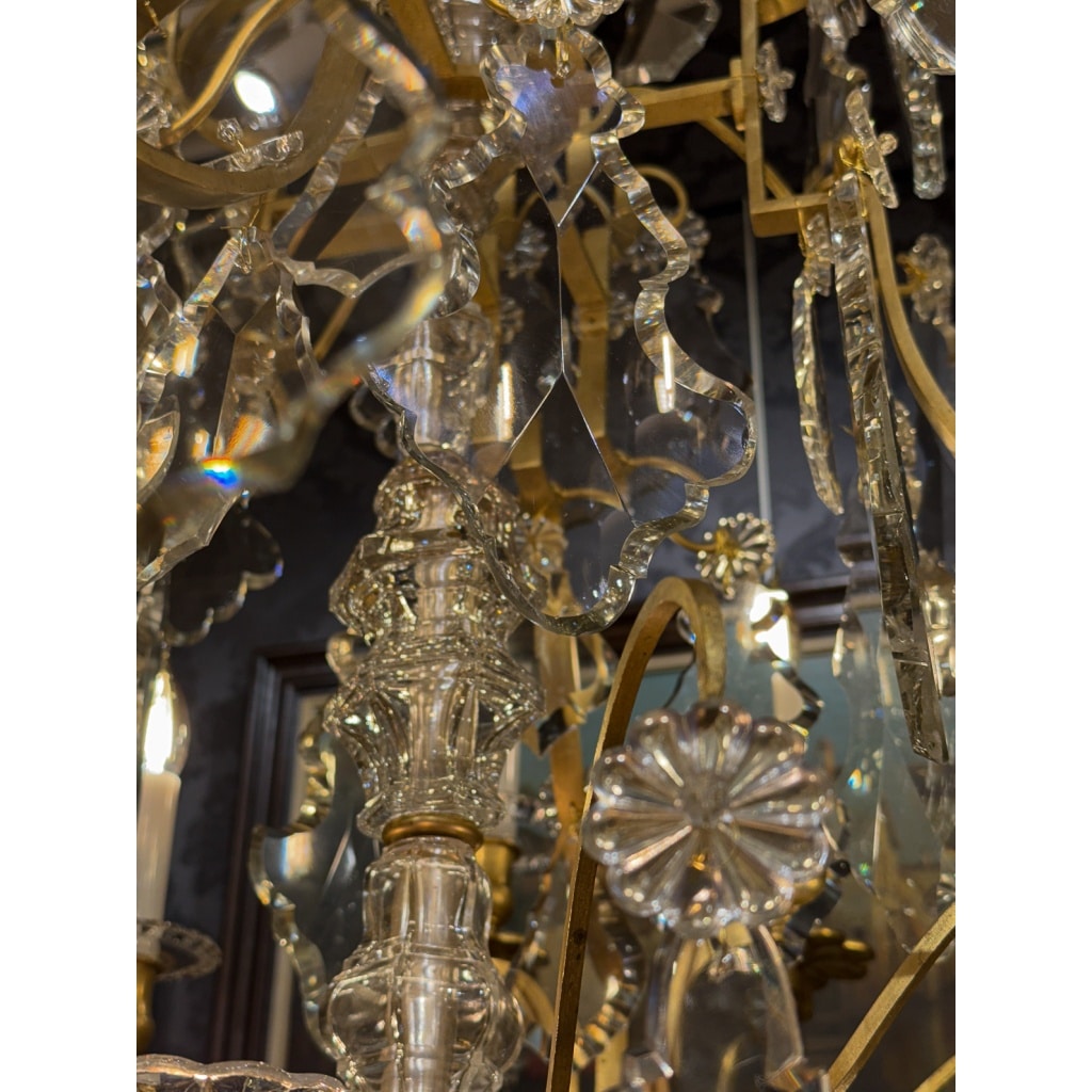 Important lustre signé Baccarat de style Louis XV en bronze doré et décor de cristal taillé vers 1880-1890 8 Important lustre signé Baccarat de style Louis XV en bronze doré et décor de cristal taillé vers 1880-1890 8