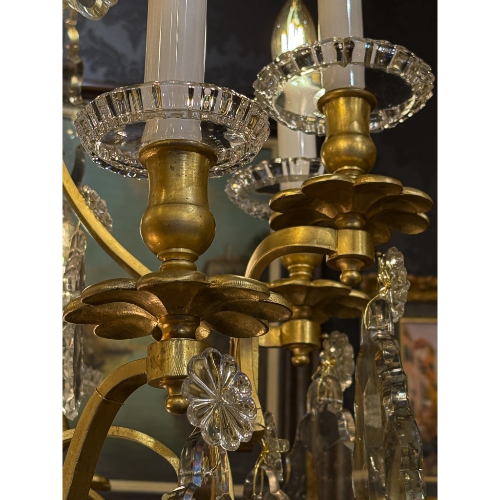 Important lustre signé Baccarat de style Louis XV en bronze doré et décor de cristal taillé vers 1880-1890 9 Important lustre signé Baccarat de style Louis XV en bronze doré et décor de cristal taillé vers 1880-1890 9