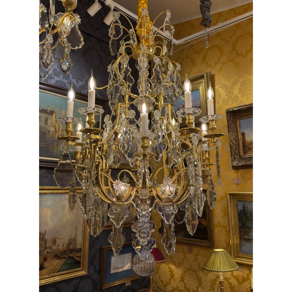 Important lustre signé Baccarat de style Louis XV en bronze doré et décor de cristal taillé vers 1880-1890 16 Important lustre signé Baccarat de style Louis XV en bronze doré et décor de cristal taillé vers 1880-1890 16