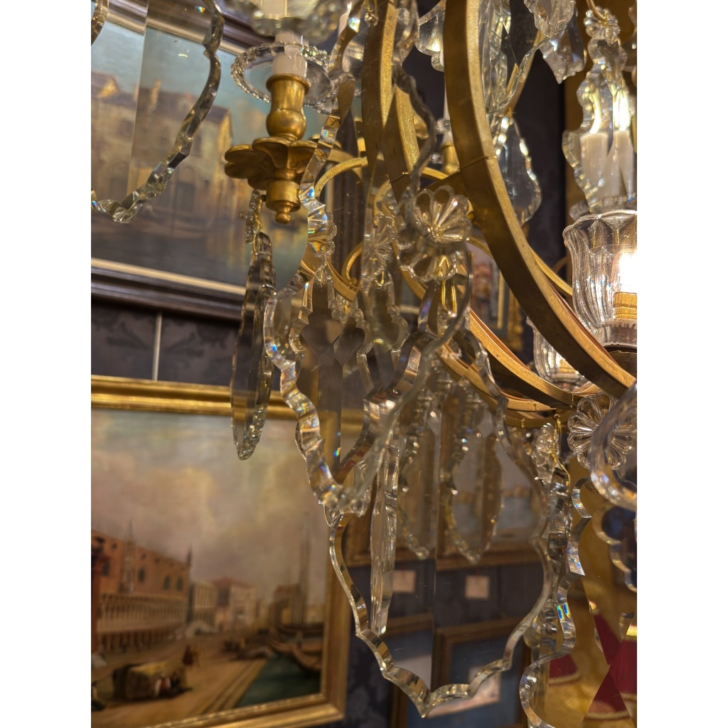 Important lustre signé Baccarat de style Louis XV en bronze doré et décor de cristal taillé vers 1880-1890 10 Important lustre signé Baccarat de style Louis XV en bronze doré et décor de cristal taillé vers 1880-1890 10