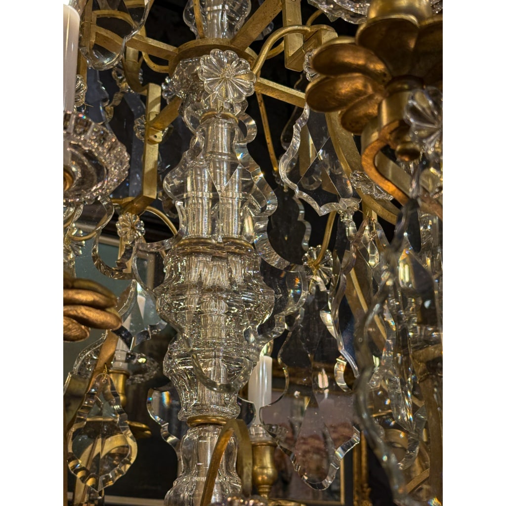 Important lustre signé Baccarat de style Louis XV en bronze doré et décor de cristal taillé vers 1880-1890 4 Important lustre signé Baccarat de style Louis XV en bronze doré et décor de cristal taillé vers 1880-1890 4