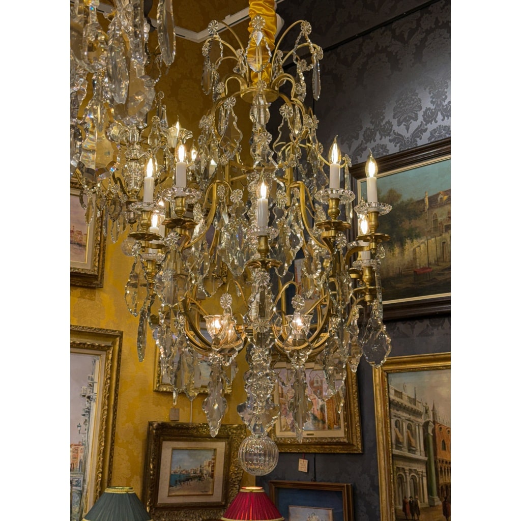 Important lustre signé Baccarat de style Louis XV en bronze doré et décor de cristal taillé vers 1880-1890 17 Important lustre signé Baccarat de style Louis XV en bronze doré et décor de cristal taillé vers 1880-1890 17