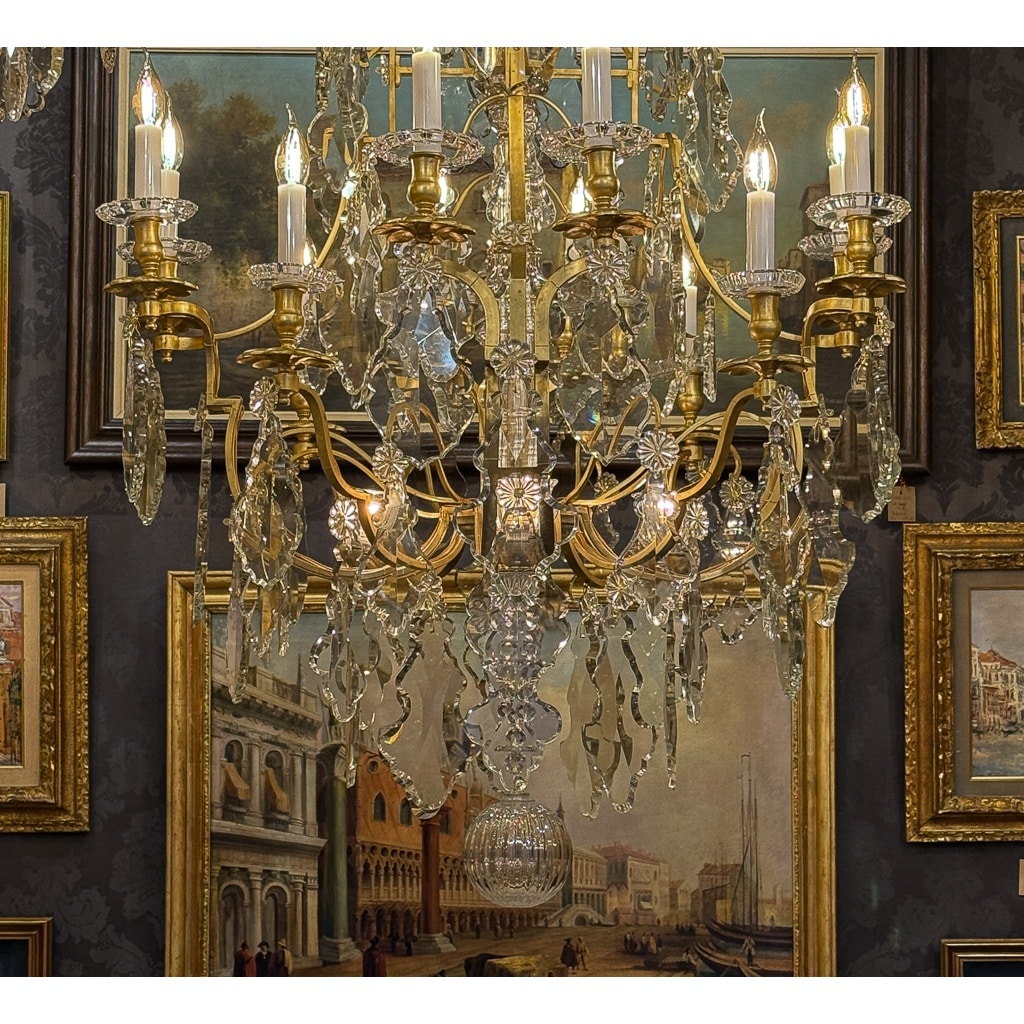 Important lustre signé Baccarat de style Louis XV en bronze doré et décor de cristal taillé vers 1880-1890 12 Important lustre signé Baccarat de style Louis XV en bronze doré et décor de cristal taillé vers 1880-1890 12