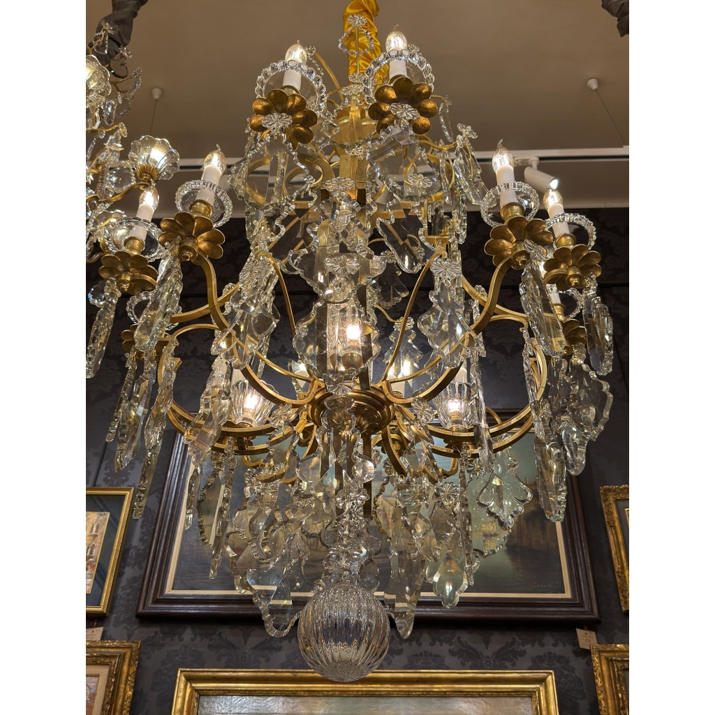 Important lustre signé Baccarat de style Louis XV en bronze doré et décor de cristal taillé vers 1880-1890 18 Important lustre signé Baccarat de style Louis XV en bronze doré et décor de cristal taillé vers 1880-1890 18