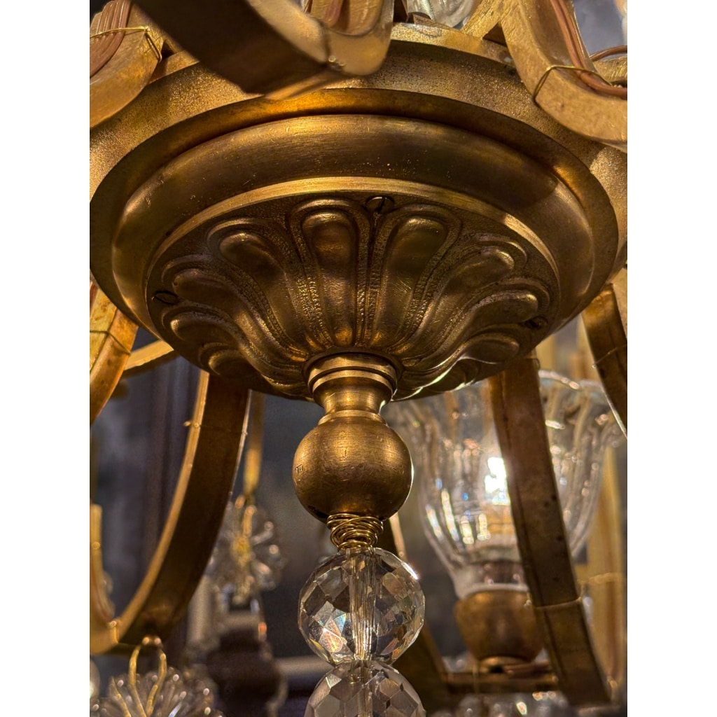 Important lustre signé Baccarat de style Louis XV en bronze doré et décor de cristal taillé vers 1880-1890 13 Important lustre signé Baccarat de style Louis XV en bronze doré et décor de cristal taillé vers 1880-1890 13