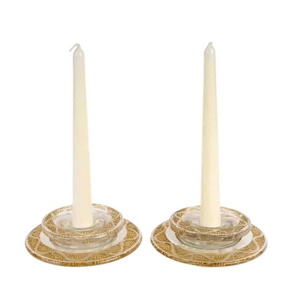 Paire de Bougeoirs « Ricquewihr » verre blanc patiné sépia de René LALIQUE 2 Paire de Bougeoirs « Ricquewihr » verre blanc patiné sépia de René LALIQUE 2