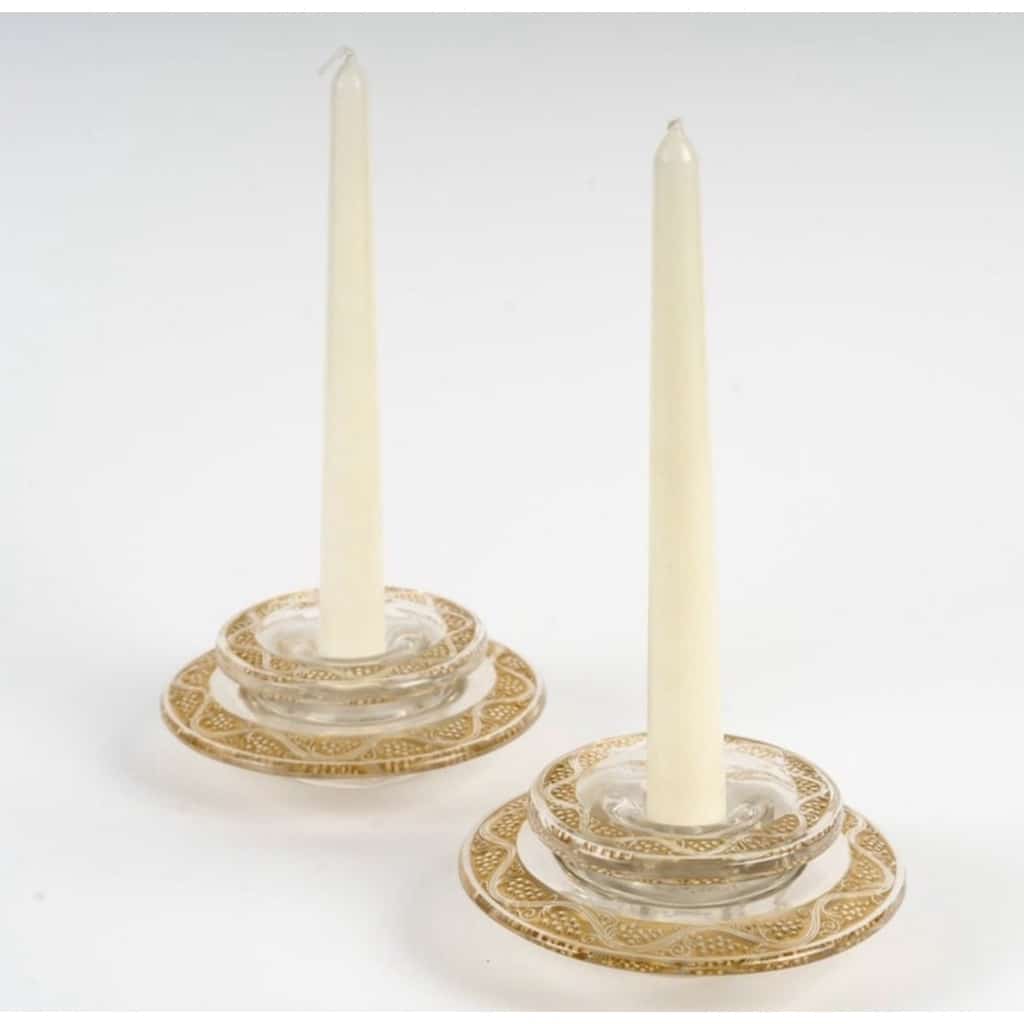 Paire de Bougeoirs « Ricquewihr » verre blanc patiné sépia de René LALIQUE 4 Paire de Bougeoirs « Ricquewihr » verre blanc patiné sépia de René LALIQUE 4