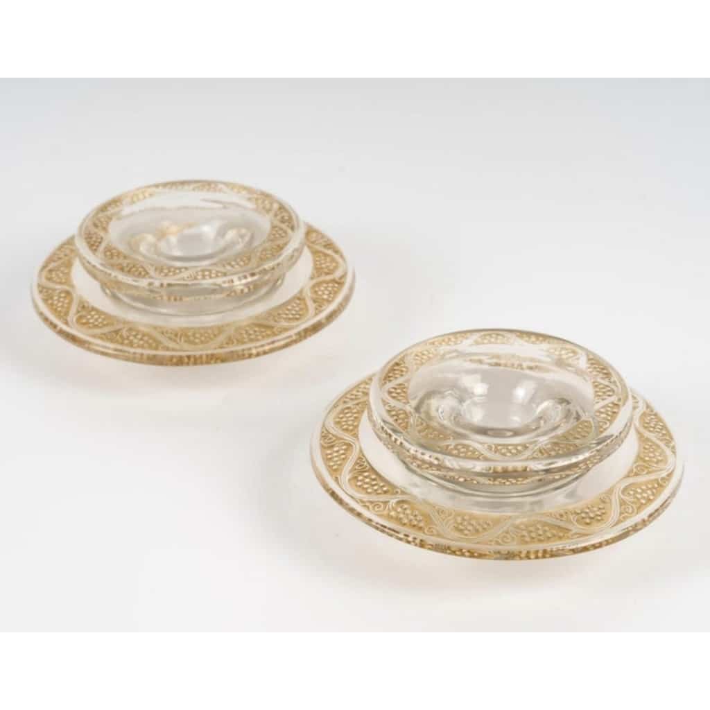 Paire de Bougeoirs « Ricquewihr » verre blanc patiné sépia de René LALIQUE 5 Paire de Bougeoirs « Ricquewihr » verre blanc patiné sépia de René LALIQUE 5