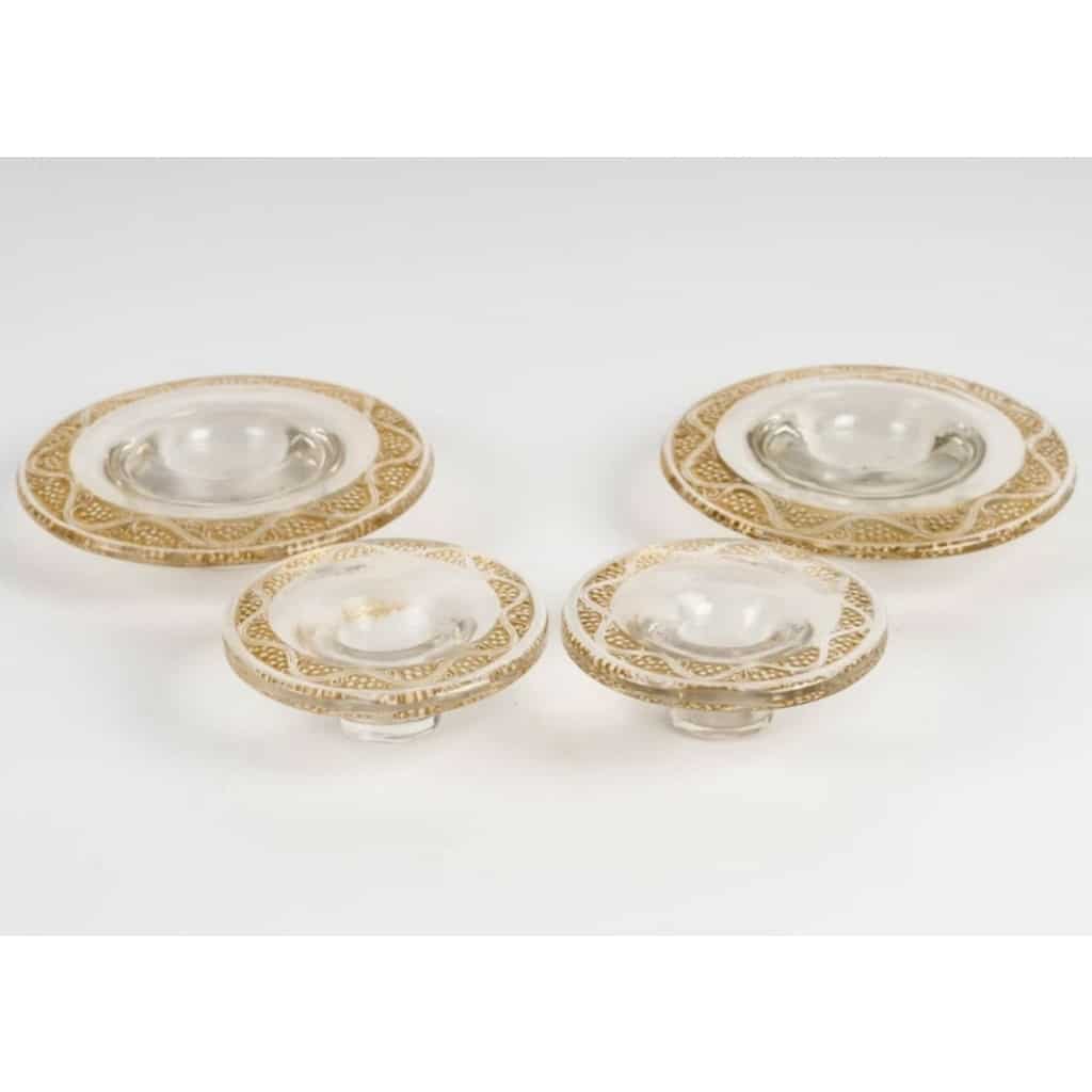 Paire de Bougeoirs « Ricquewihr » verre blanc patiné sépia de René LALIQUE 6 Paire de Bougeoirs « Ricquewihr » verre blanc patiné sépia de René LALIQUE 6