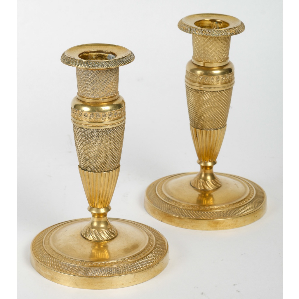 Paire de petits bougeoirs dit Ragot en bronze ciselé et doré époque Empire vers 1805-1815 3 Paire de petits bougeoirs dit Ragot en bronze ciselé et doré époque Empire vers 1805-1815 3