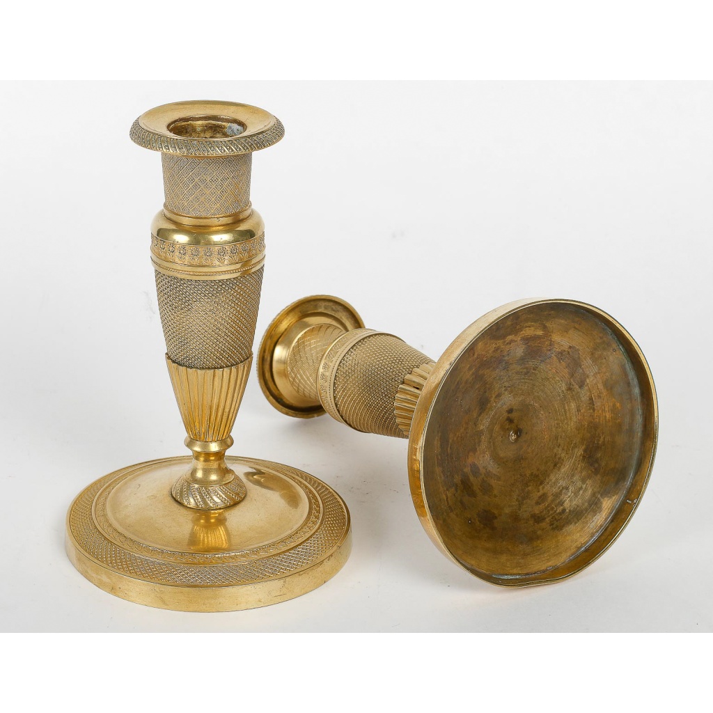 Paire de petits bougeoirs dit Ragot en bronze ciselé et doré époque Empire vers 1805-1815 6 Paire de petits bougeoirs dit Ragot en bronze ciselé et doré époque Empire vers 1805-1815 6