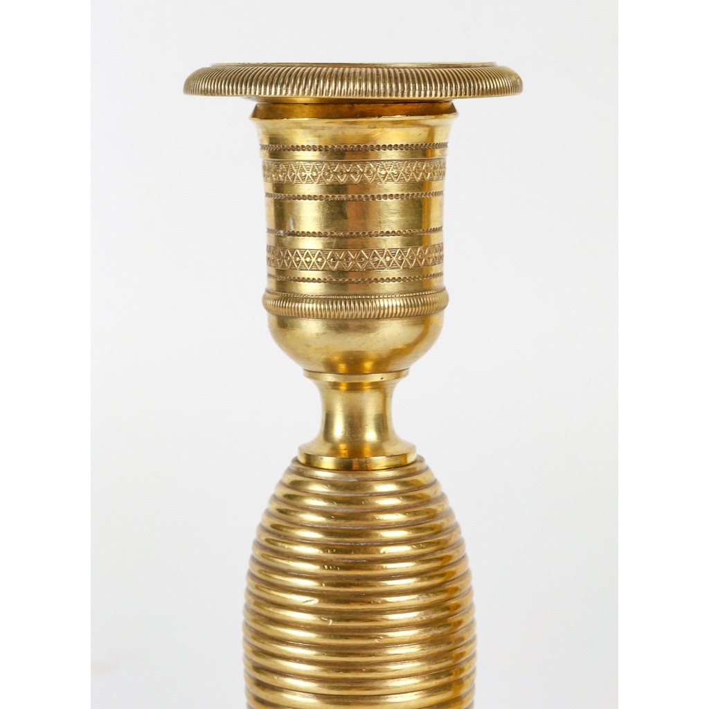 Paire de petits bougeoirs dit Ragot en bronze ciselé et doré époque Empire vers 1805-1815 3