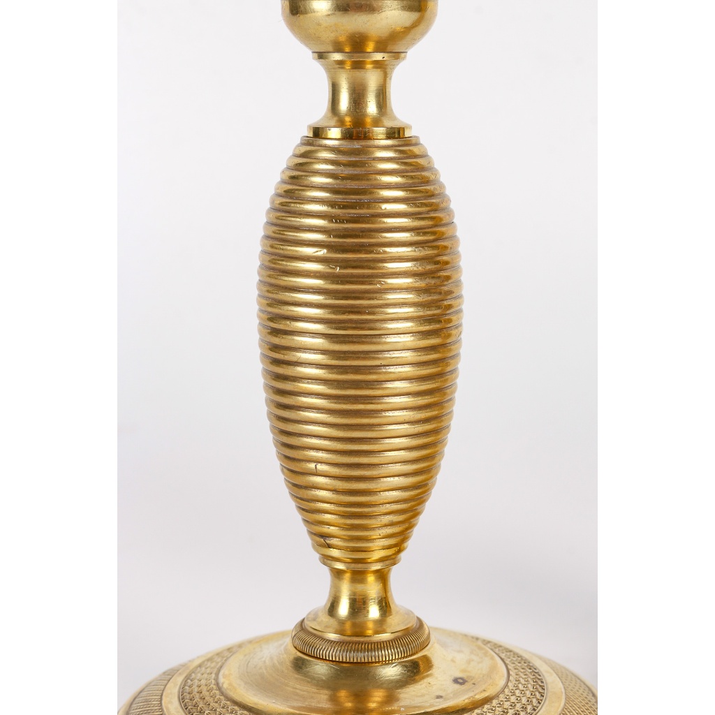 Paire de petits bougeoirs dit Ragot en bronze ciselé et doré époque Empire vers 1805-1815 4