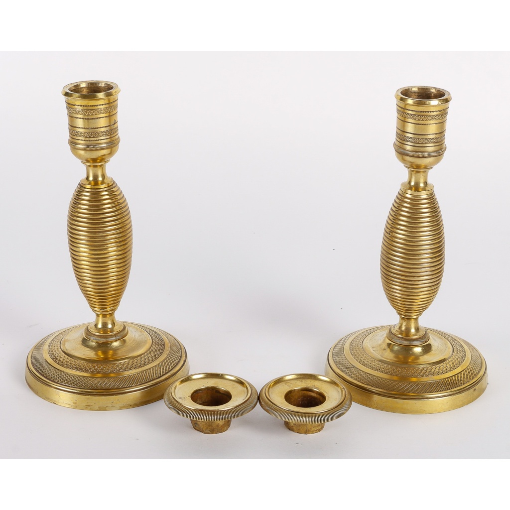 Paire de petits bougeoirs dit Ragot en bronze ciselé et doré époque Empire vers 1805-1815 6