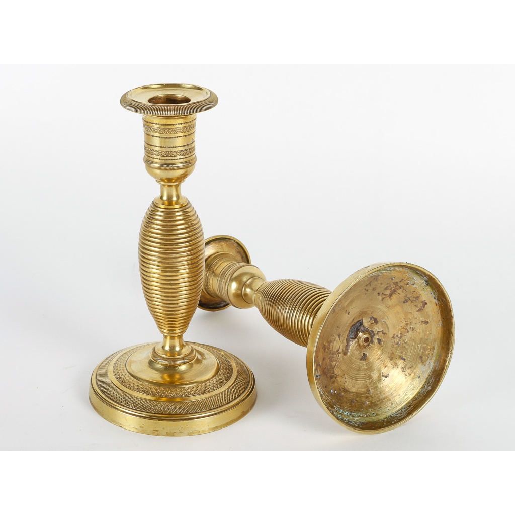 Paire de petits bougeoirs dit Ragot en bronze ciselé et doré époque Empire vers 1805-1815 7