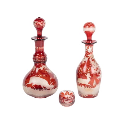 Set huile et vinaigre en cristal de bohème gravé et une petite salière, époque Napoléon III, XIXème siècle.