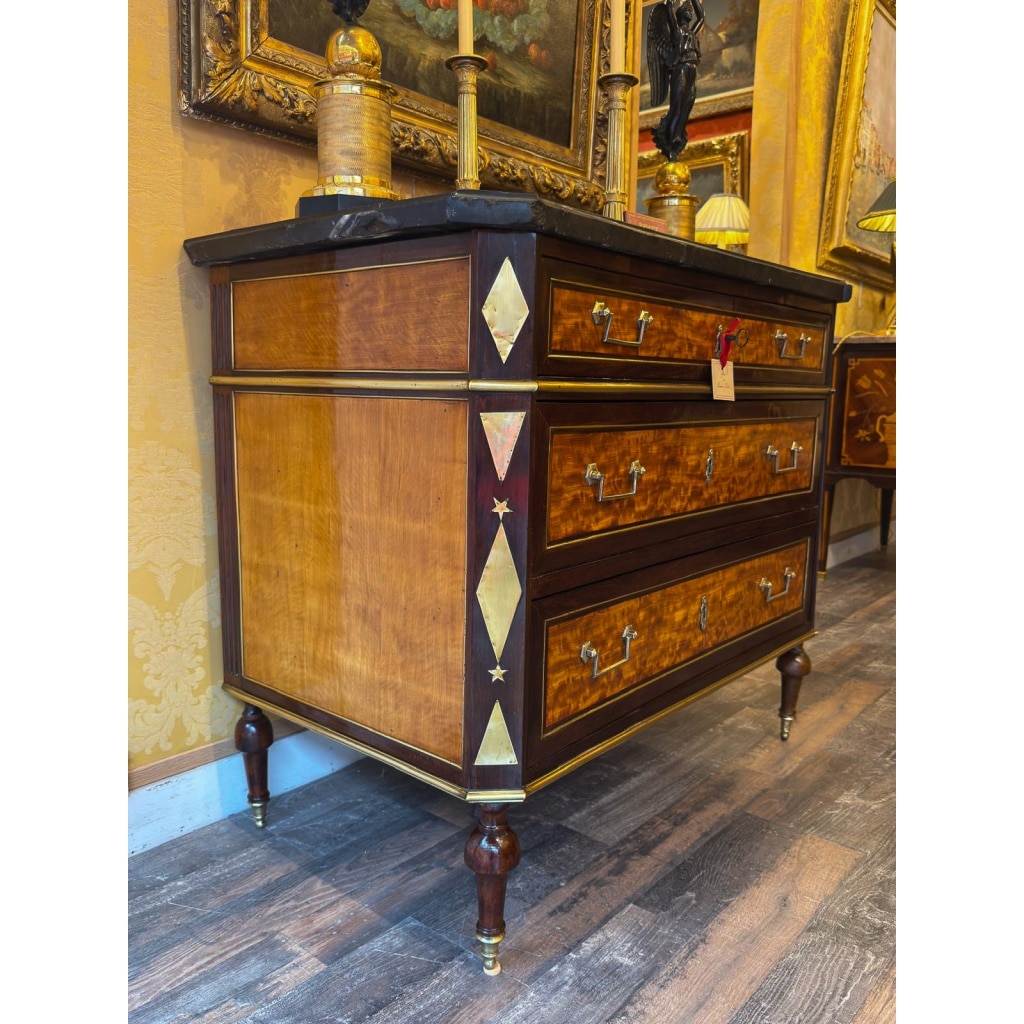Petite commode en amarante et citronnier à marqueterie de laiton doré époque Directoire (1795-1799) 4 Petite commode en amarante et citronnier à marqueterie de laiton doré époque Directoire (1795-1799) 4