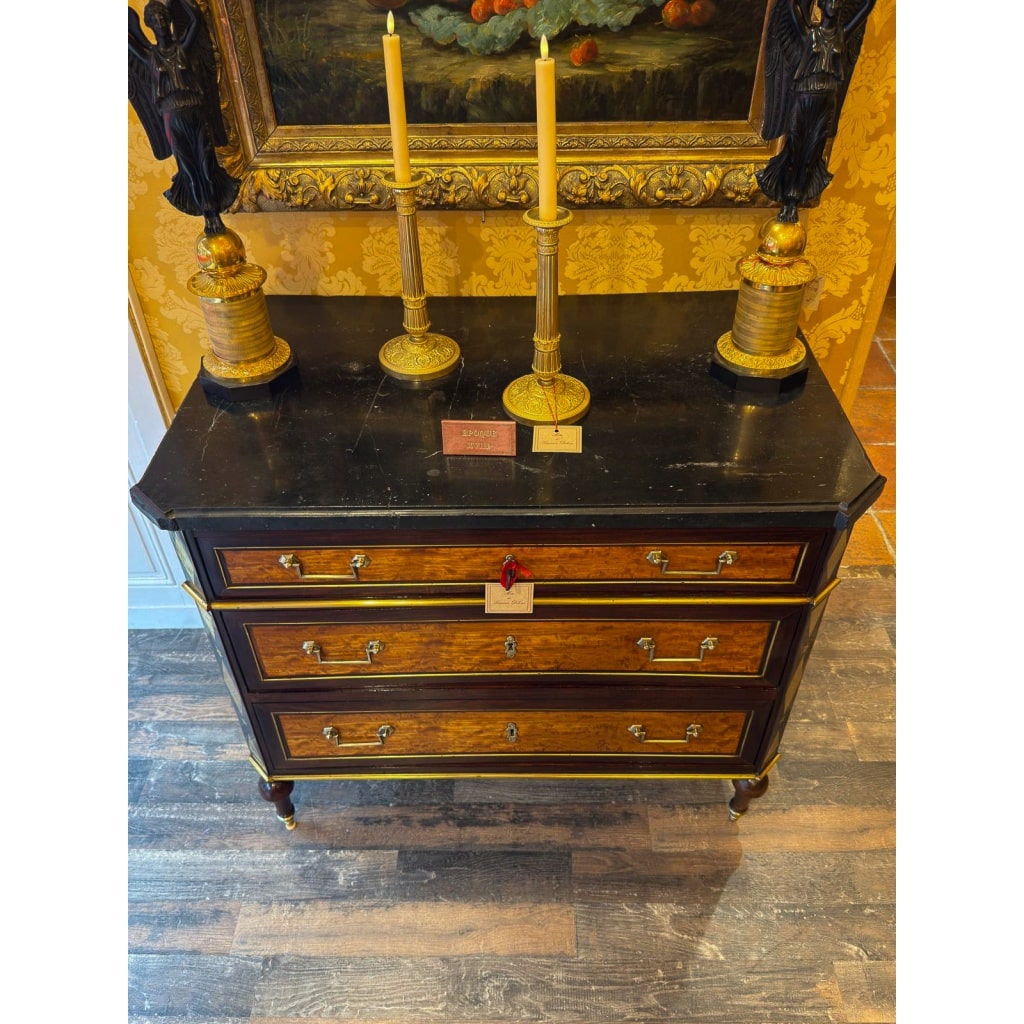 Petite commode en amarante et citronnier à marqueterie de laiton doré époque Directoire (1795-1799) 5 Petite commode en amarante et citronnier à marqueterie de laiton doré époque Directoire (1795-1799) 5