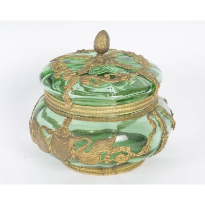Coffret en cristal vert et bronze doré, époque Napoléon III – style Louis XVI.