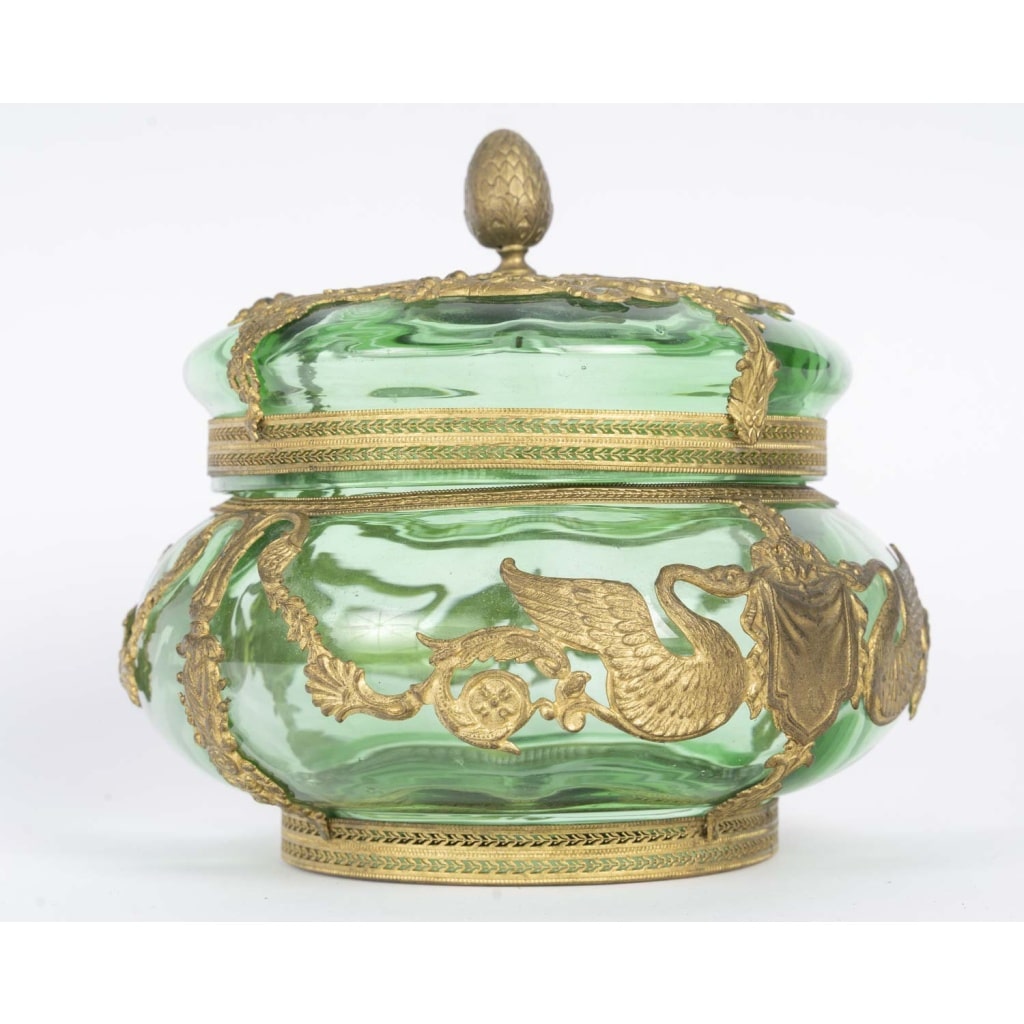 Coffret en cristal vert et bronze doré, époque Napoléon III – style Louis XVI. 3