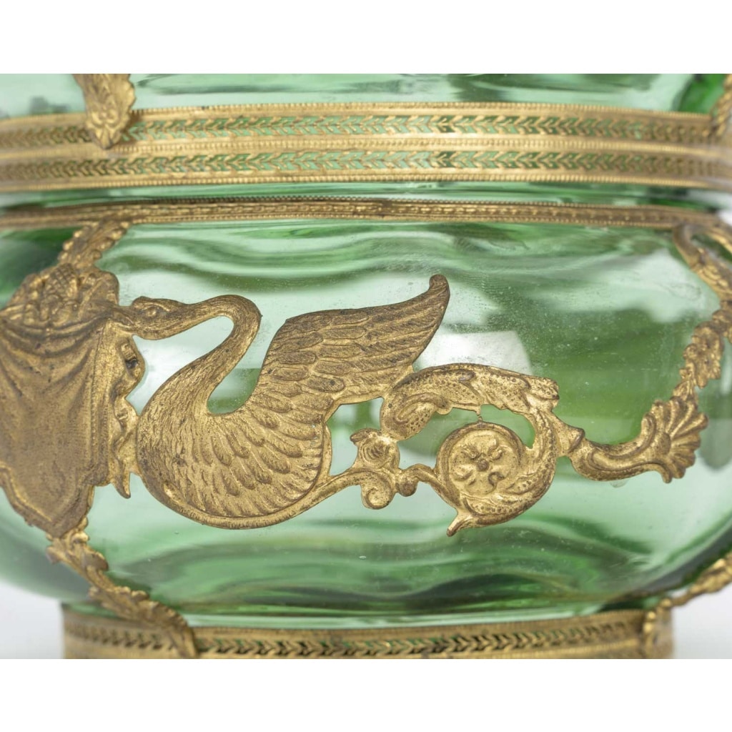 Coffret en cristal vert et bronze doré, époque Napoléon III – style Louis XVI. 4