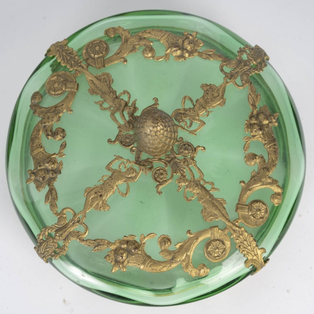 Coffret en cristal vert et bronze doré, époque Napoléon III – style Louis XVI. 7