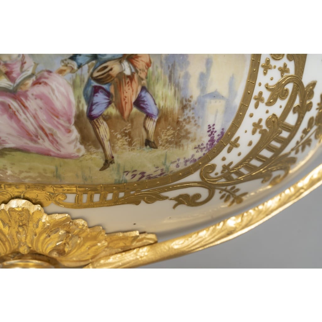 Coupe en porcelaine peinte et bronze doré – Époque XIXᵉ siècle, style Louis XV 4