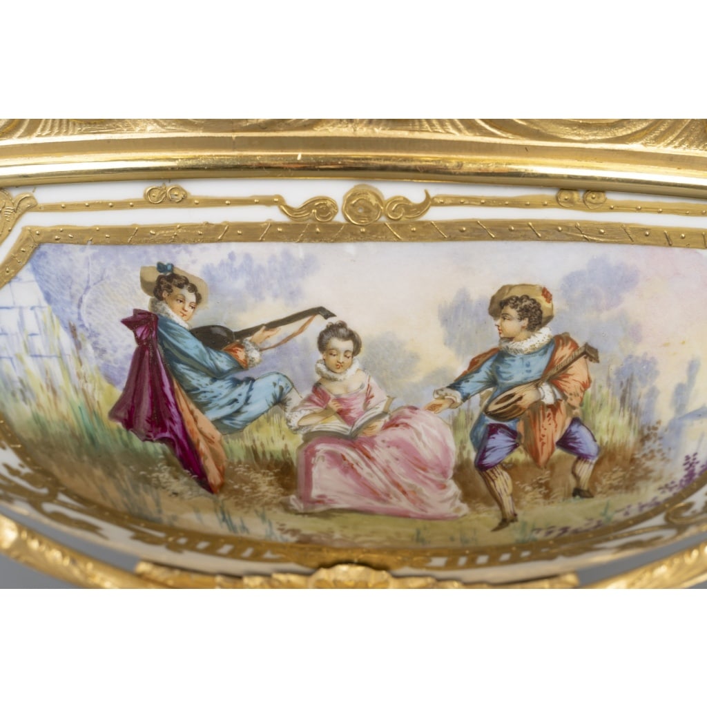 Coupe en porcelaine peinte et bronze doré – Époque XIXᵉ siècle, style Louis XV 3