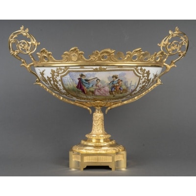 Coupe en porcelaine peinte et bronze doré – Époque XIXᵉ siècle, style Louis XV