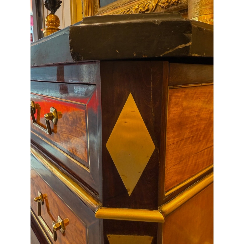 Petite commode en amarante et citronnier à marqueterie de laiton doré époque Directoire (1795-1799) 9 Petite commode en amarante et citronnier à marqueterie de laiton doré époque Directoire (1795-1799) 9
