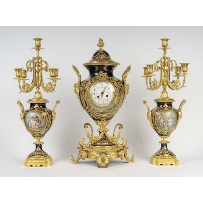 Garniture de cheminée en porcelaine à décor polychrome et bronze doré, dans le goût de Sèvres — style Louis XVI, fin XIXᵉ siècle Garniture de cheminée en porcelaine à décor polychrome et bronze doré, dans le goût de Sèvres — style Louis XVI, fin XIXᵉ siècle