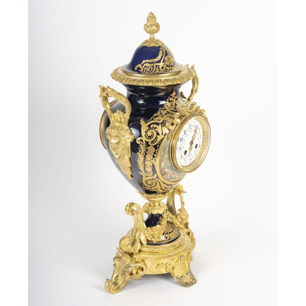 Garniture de cheminée en porcelaine à décor polychrome et bronze doré, dans le goût de Sèvres — style Louis XVI, fin XIXᵉ siècle 14 Garniture de cheminée en porcelaine à décor polychrome et bronze doré, dans le goût de Sèvres — style Louis XVI, fin XIXᵉ siècle 14