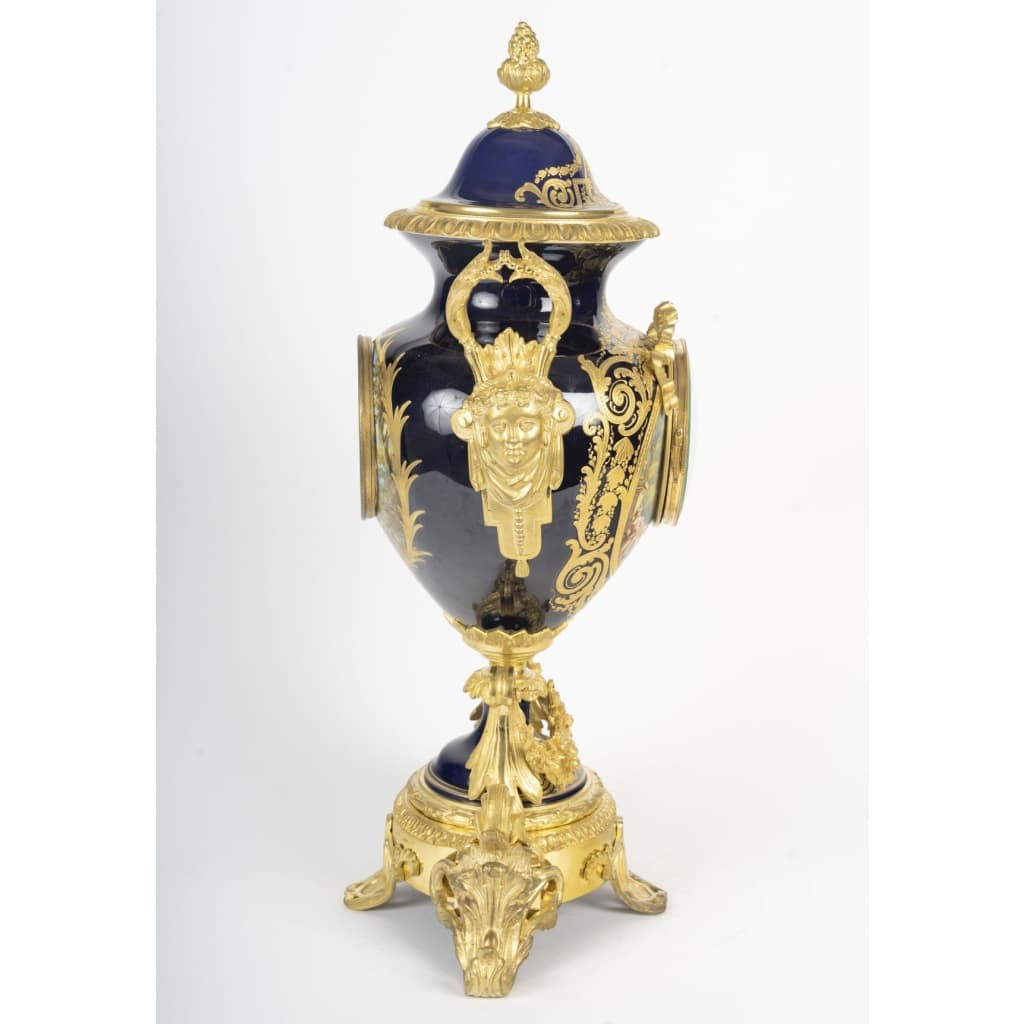 Garniture de cheminée en porcelaine à décor polychrome et bronze doré, dans le goût de Sèvres — style Louis XVI, fin XIXᵉ siècle 13 Garniture de cheminée en porcelaine à décor polychrome et bronze doré, dans le goût de Sèvres — style Louis XVI, fin XIXᵉ siècle 13