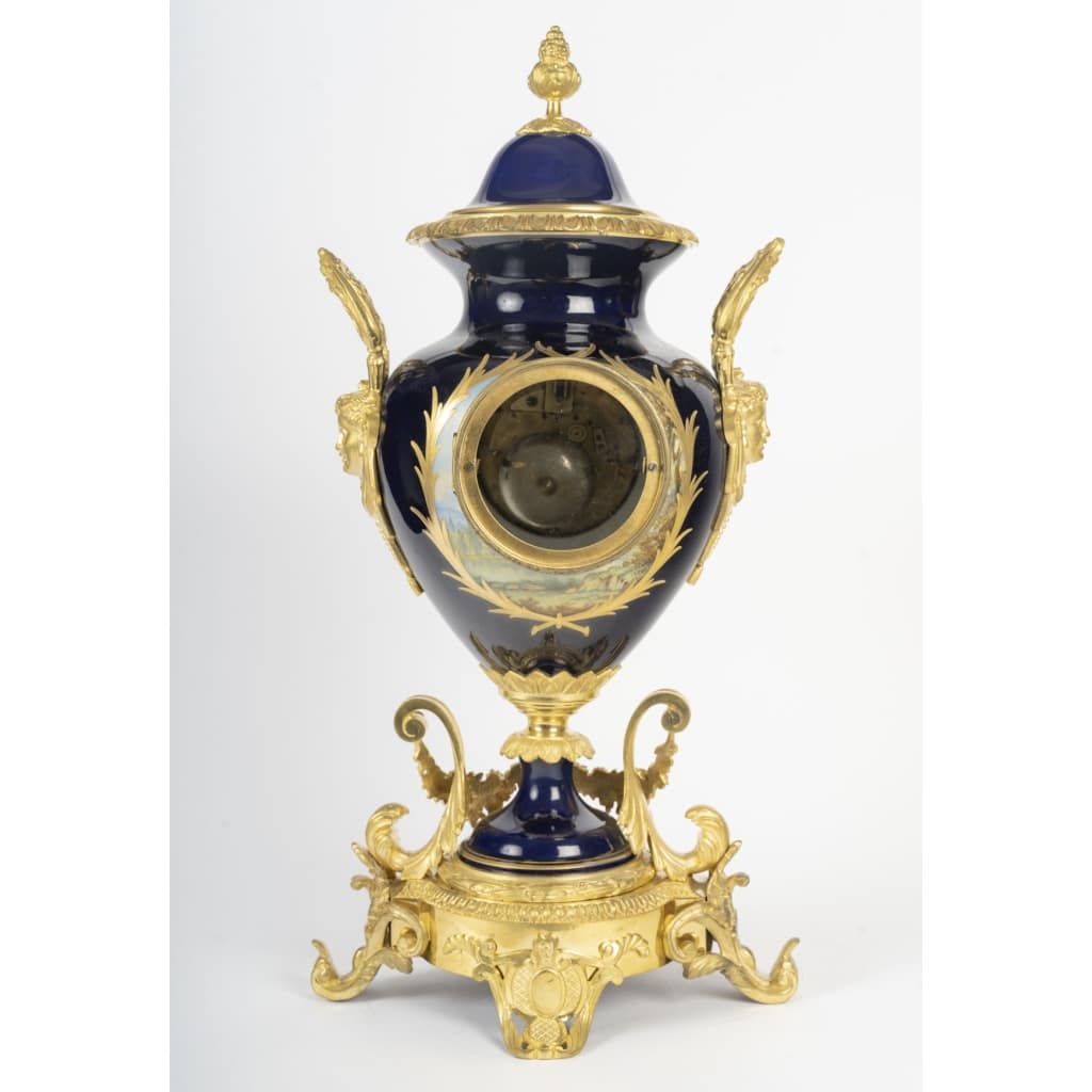 Garniture de cheminée en porcelaine à décor polychrome et bronze doré, dans le goût de Sèvres — style Louis XVI, fin XIXᵉ siècle 12 Garniture de cheminée en porcelaine à décor polychrome et bronze doré, dans le goût de Sèvres — style Louis XVI, fin XIXᵉ siècle 12