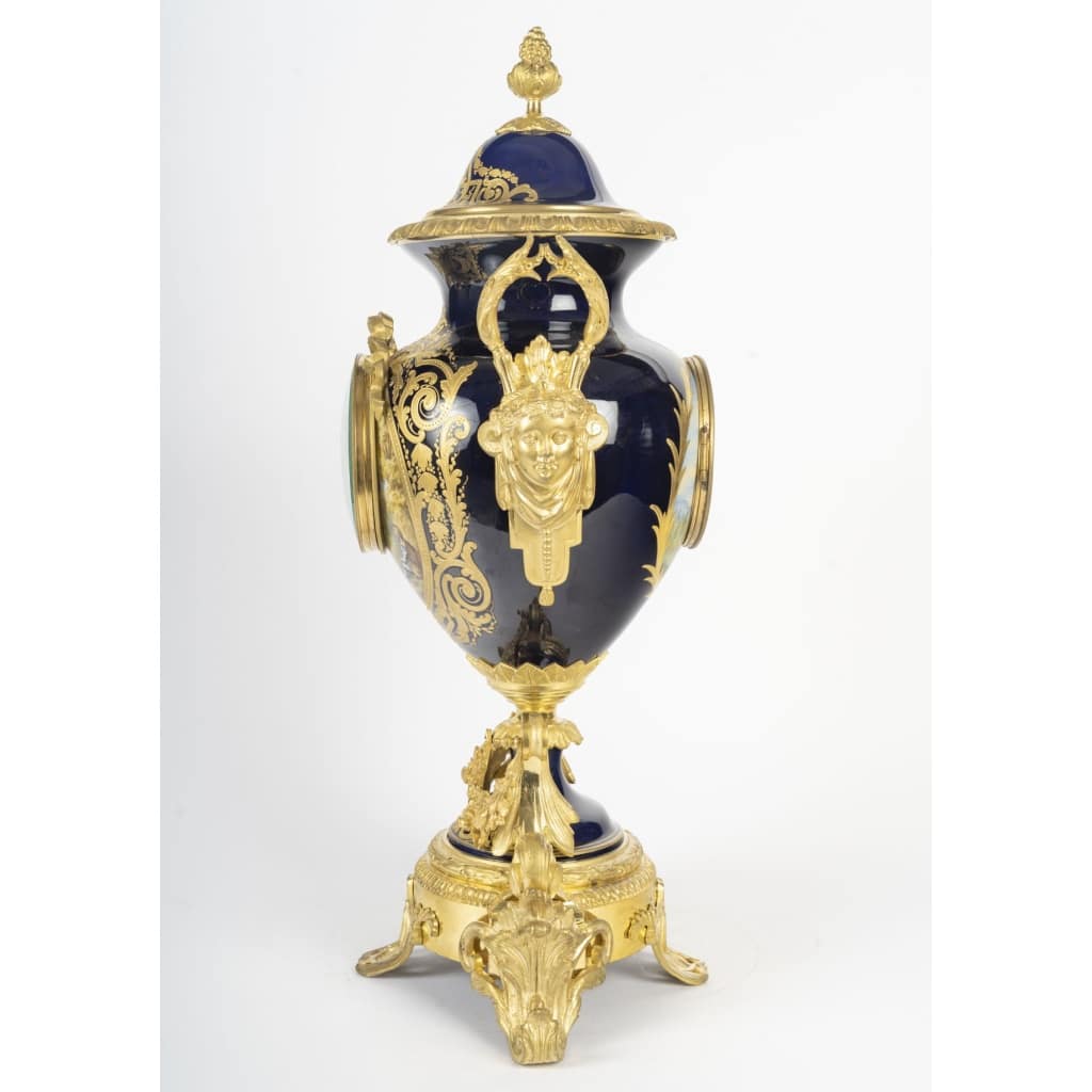 Garniture de cheminée en porcelaine à décor polychrome et bronze doré, dans le goût de Sèvres — style Louis XVI, fin XIXᵉ siècle 11 Garniture de cheminée en porcelaine à décor polychrome et bronze doré, dans le goût de Sèvres — style Louis XVI, fin XIXᵉ siècle 11