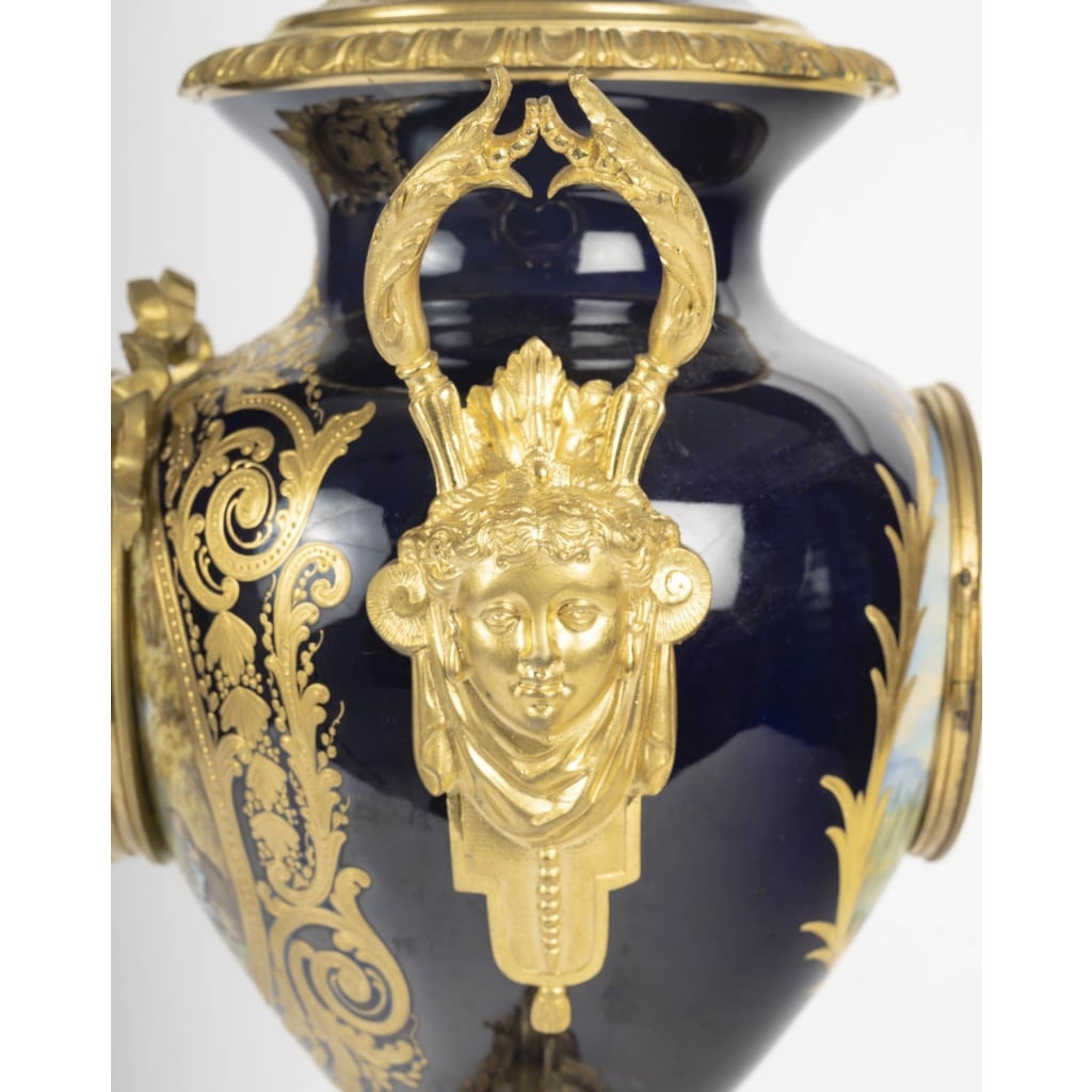 Garniture de cheminée en porcelaine à décor polychrome et bronze doré, dans le goût de Sèvres — style Louis XVI, fin XIXᵉ siècle 4 Garniture de cheminée en porcelaine à décor polychrome et bronze doré, dans le goût de Sèvres — style Louis XVI, fin XIXᵉ siècle 4