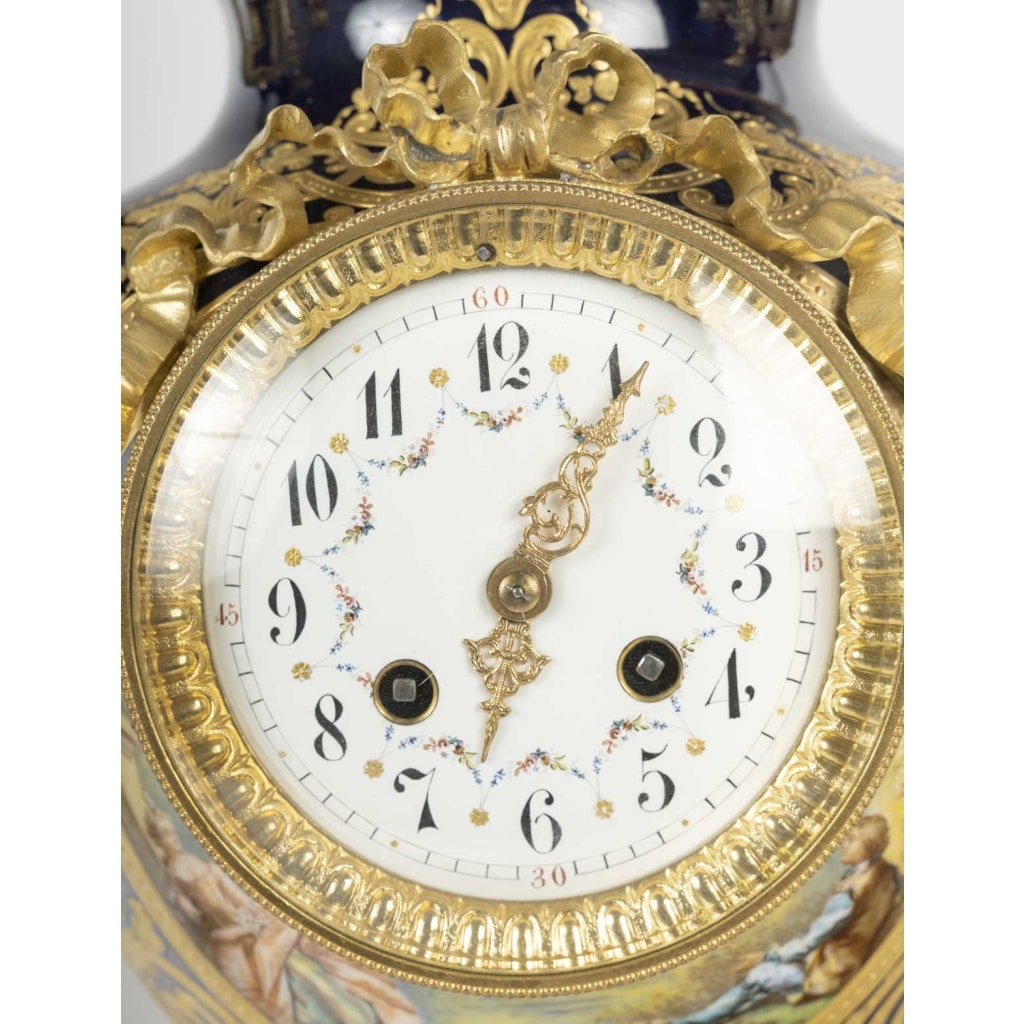 Garniture de cheminée en porcelaine à décor polychrome et bronze doré, dans le goût de Sèvres — style Louis XVI, fin XIXᵉ siècle 7 Garniture de cheminée en porcelaine à décor polychrome et bronze doré, dans le goût de Sèvres — style Louis XVI, fin XIXᵉ siècle 7