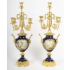 Garniture de cheminée en porcelaine à décor polychrome et bronze doré, dans le goût de Sèvres — style Louis XVI, fin XIXᵉ siècle 31 Garniture de cheminée en porcelaine à décor polychrome et bronze doré, dans le goût de Sèvres — style Louis XVI, fin XIXᵉ siècle 31