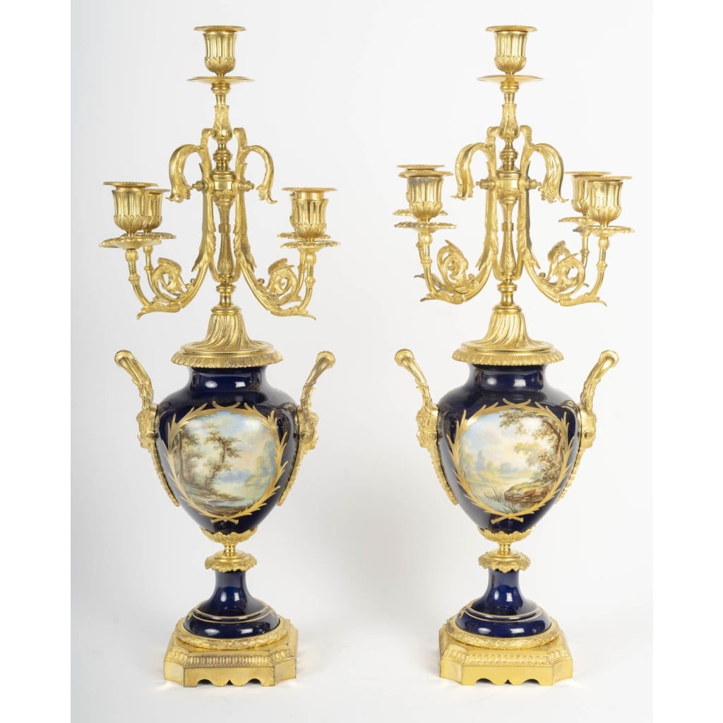 Garniture de cheminée en porcelaine à décor polychrome et bronze doré, dans le goût de Sèvres — style Louis XVI, fin XIXᵉ siècle 16 Garniture de cheminée en porcelaine à décor polychrome et bronze doré, dans le goût de Sèvres — style Louis XVI, fin XIXᵉ siècle 16