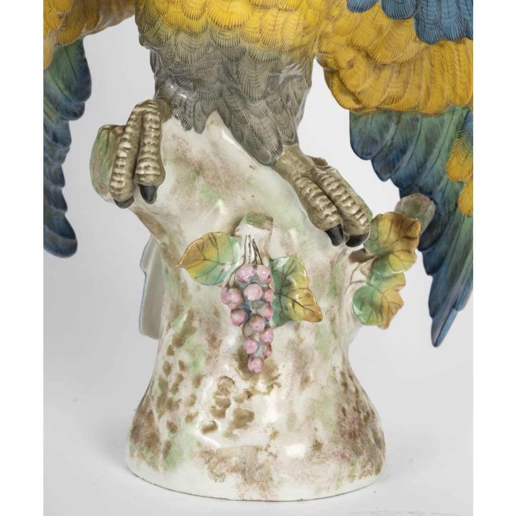 Grand perroquet en porcelaine polychrome – Porcelaine de Paris, XXᵉ siècle. 5