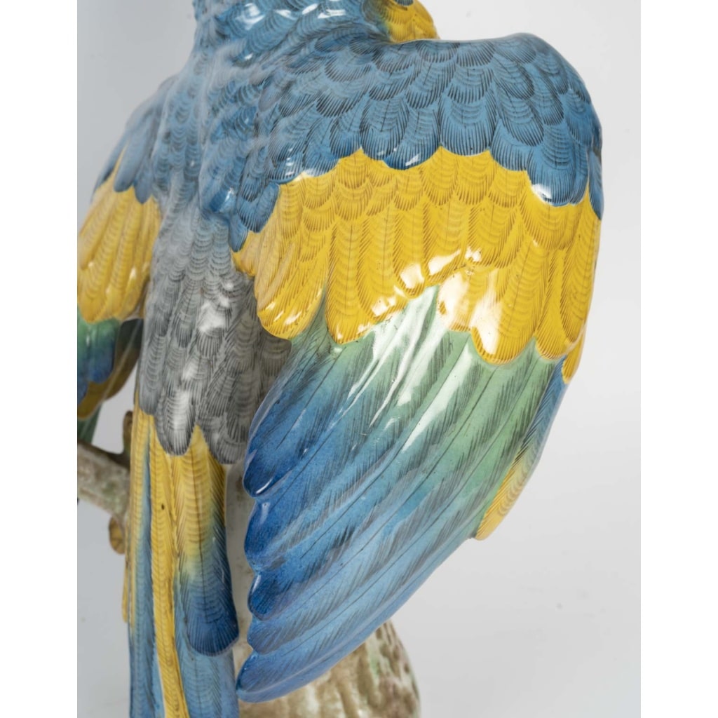 Grand perroquet en porcelaine polychrome – Porcelaine de Paris, XXᵉ siècle. 9