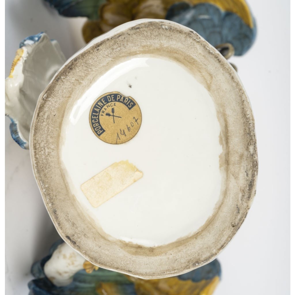 Grand perroquet en porcelaine polychrome – Porcelaine de Paris, XXᵉ siècle. 7