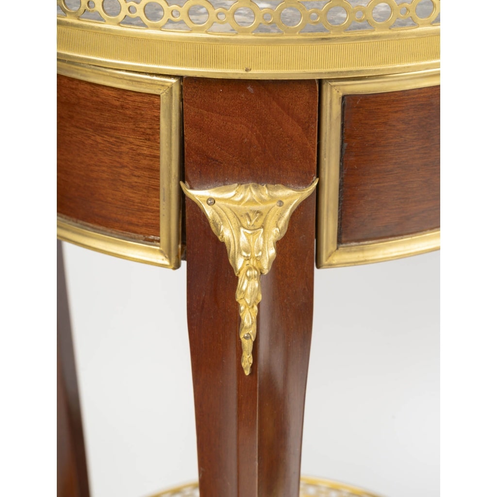 Guéridons en acajou et bronze doré, plateau en marbre – style Louis XV, de la 1er moitié XXᵉ. 5