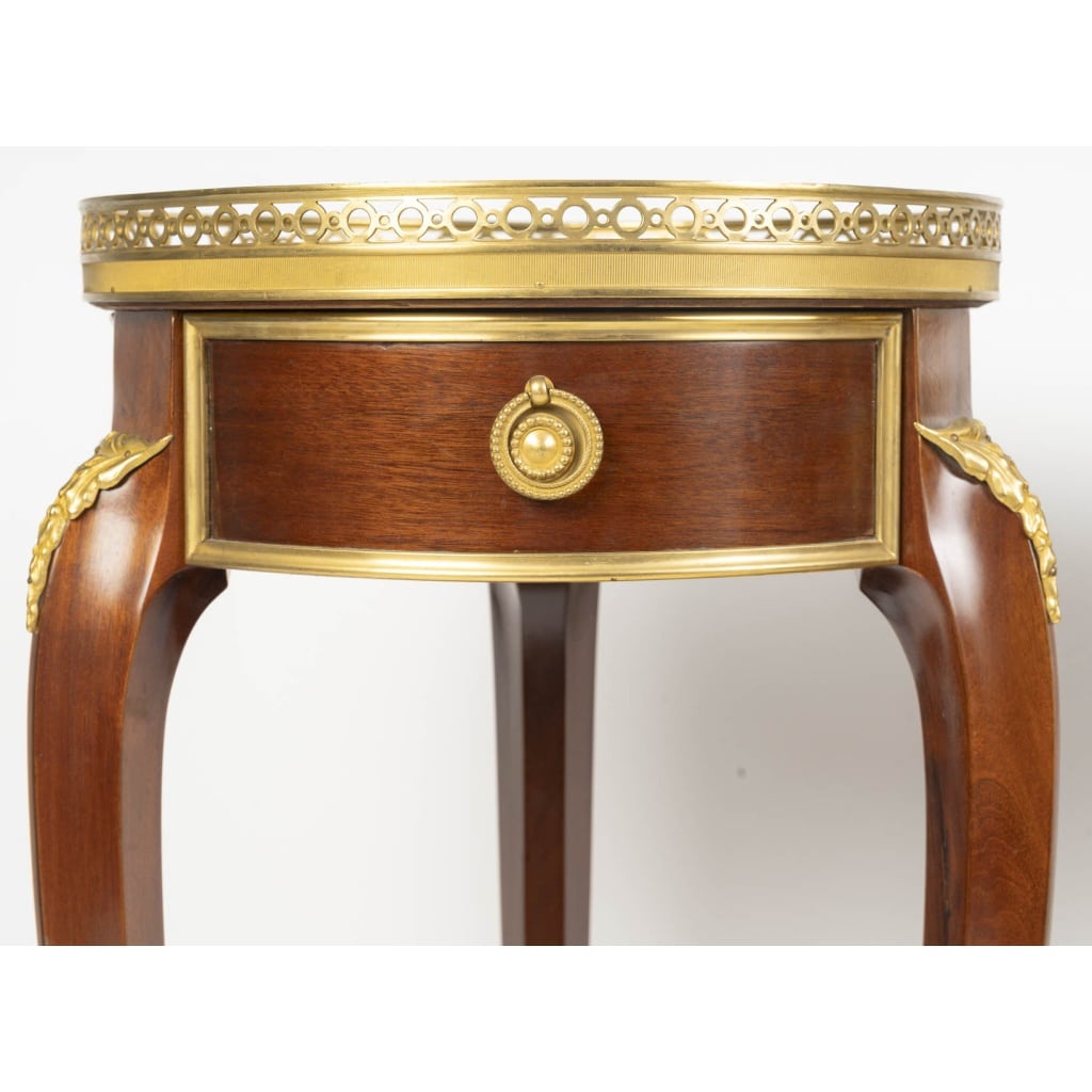Guéridons en acajou et bronze doré, plateau en marbre – style Louis XV, de la 1er moitié XXᵉ. 8