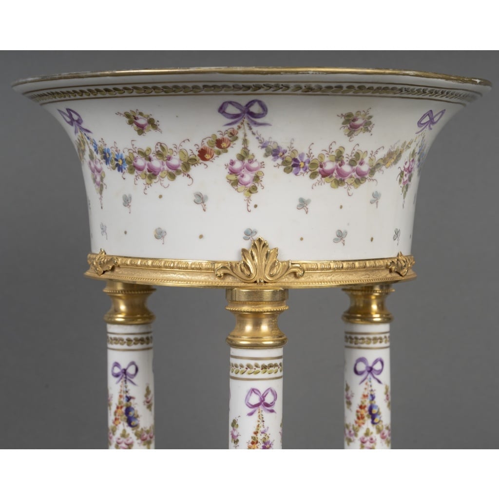 Jardinière en porcelaine et bronze doré – Style Louis XVI, époque XIXᵉ siècle 4